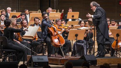 El violonchelista Pablo Ferrández y el director de orquesta, Juanjo Mena, en el concierto de Nueva York.