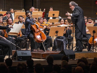 El violonchelista Pablo Ferrández y el director de orquesta, Juanjo Mena, en el concierto de Nueva York.