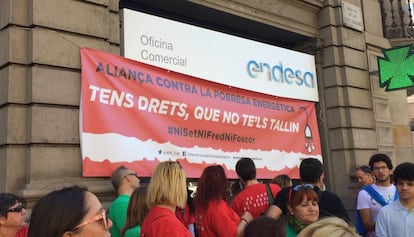 Manifestantes ante una sede de la compa&ntilde;&iacute;a Endesa en Barcelona.