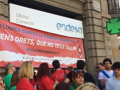 Manifestantes ante una sede de la compa&ntilde;&iacute;a Endesa en Barcelona.