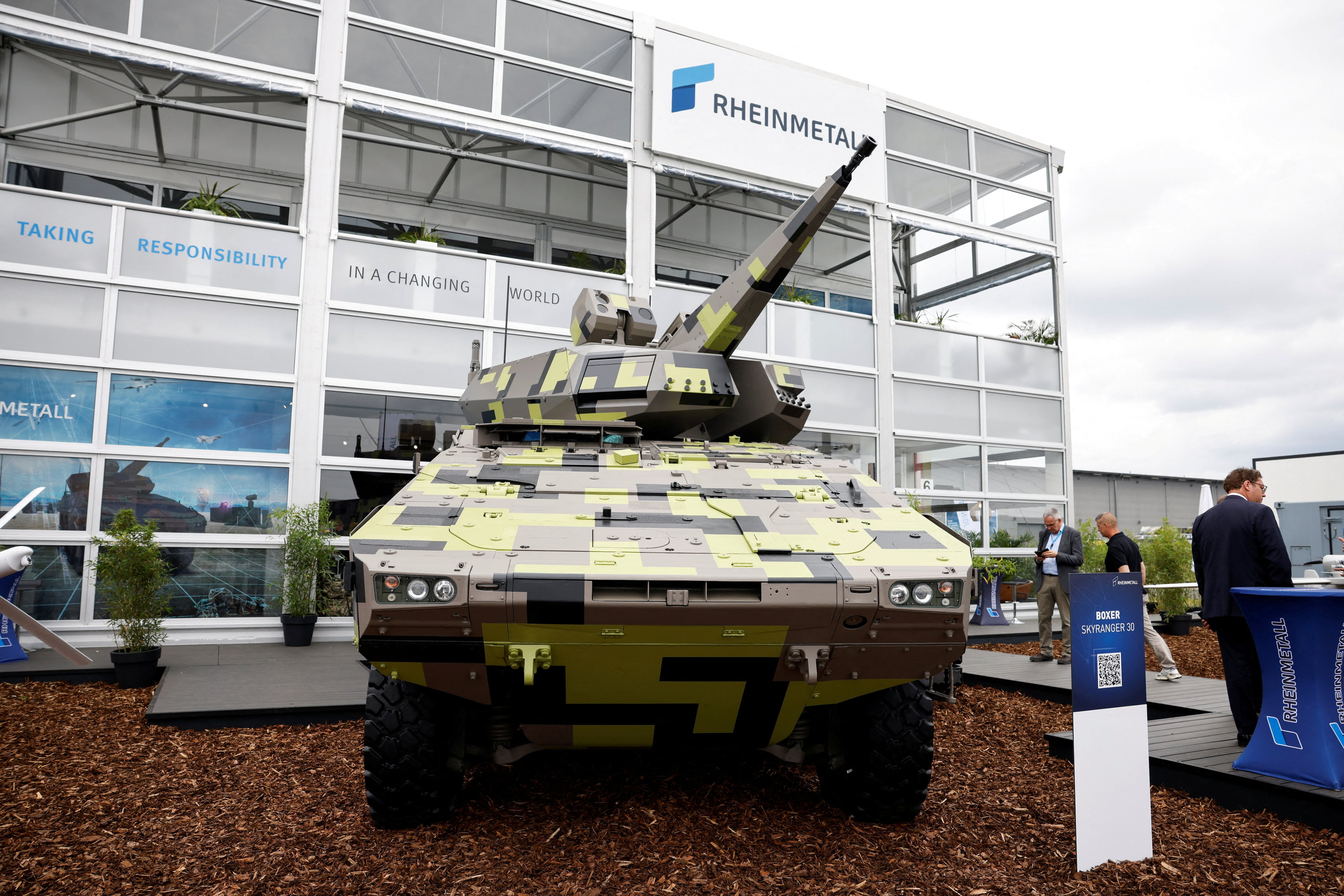 Exhibición de la empresa armamentística alemana Rheinmetall en el aeropuerto Schoenefeld de Berlín, en junio del año pasado.