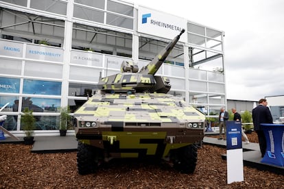 Un tanque Rheinmetall Boxer Skyranger en la Exposición Internacional Aeroespacial ILA, en el día de apertura en el Aeropuerto de Schoenefeld en Berlín, Alemania, el 5 de junio de 2024.