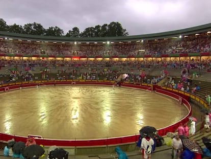 La lluvia incesante dejó impracticable el ruedo de la plaza de Pamplona.