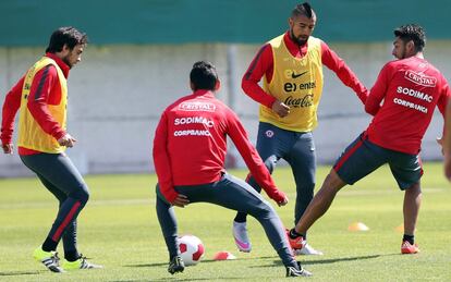 O volante do Bayern Munique, Arturo Vidal, treina com a seleção chilena no complexo esportivo Juan Pinto Duram antes de partir para o Peru para o encontro com a seleção inca. Chile chega muito motivado ao jogo depois da vitória por 2-0 sobre o Brasil no Monumental de Santiago.