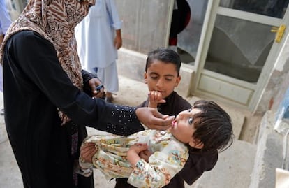 Una trabajadora social paquistan&iacute; vacuna de polio a una ni&ntilde;a en Quetta (Pakist&aacute;n). 