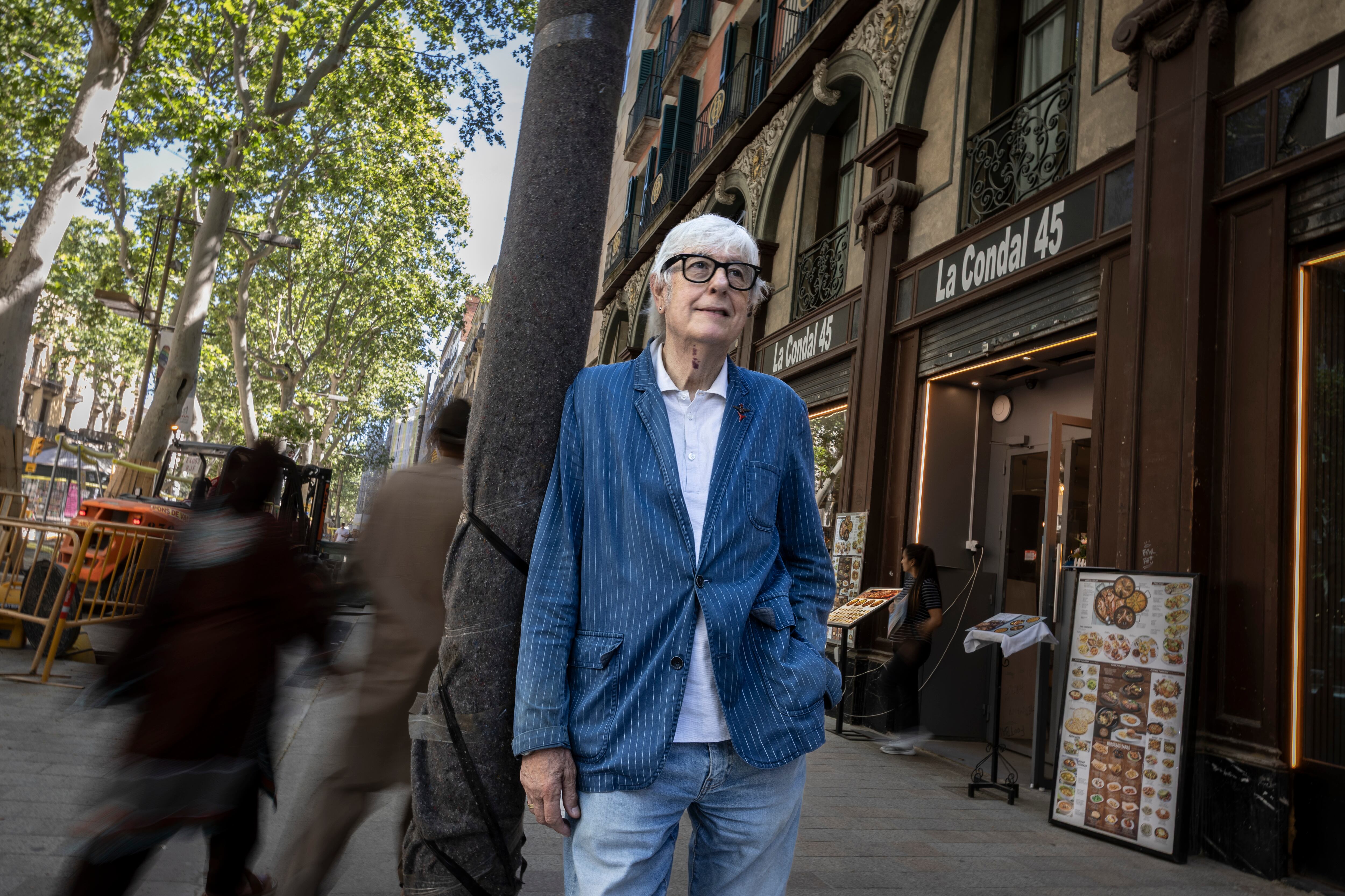 En la imagen el showman, agitador cultural y actor español Joan estrada, fotografiado en Las Ramblas de Barcelona.