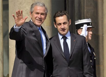 El presidente estadounidense, George W. Bush, y su homólogo francés, Nicolas Sarkozy, a la llegada al Palacio Elíseo.