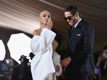 Kim Kardashian y el humorista Pete Davidson en el Metropolitan Museum of Art de New York, a su llegada a la Met Gala del pasado mes de mayo.