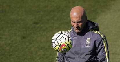 Zidane, en el entrenamiento de ayer en Valdebebas.