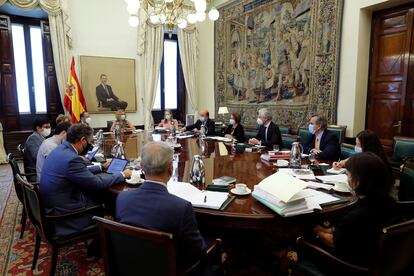 La presidenta del Congreso, Meritxell Batet (en el centro) preside la Mesa del Congreso, el pasado 2 de septiembre.