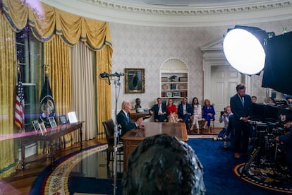 Joe Biden habla a la cámara mientras su familia lo contempla. Desde la izquierda, Hunter Biden y su hija Finnegan Biden, Howard Krein, yerno del presidente y esposo de Ashley Biden (con una sudadera con la bandera estadounidense) y la primera dama estadounidense, Jill Biden.