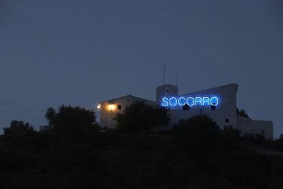 La obra 'Socorro', de Avelino Sala, una luz de neón azul-violeta en el exterior de la ermita de San Cristóbal.