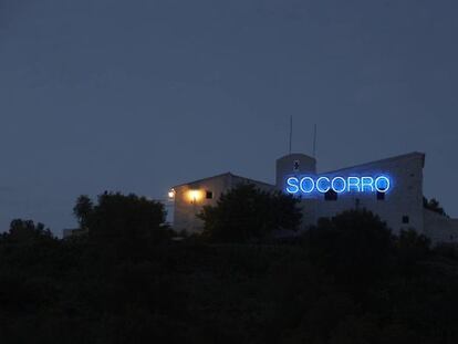 La obra &#039;Socorro&#039;, de Avelino Sala, una luz de ne&oacute;n azul-violeta en el exterior de la ermita de San Crist&oacute;bal.