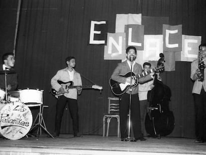 Los Pekenikes actuando en la revista 'Enlace', en el colegio Sagrada Familia, en 1960.