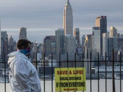 Un hombre con una mascarilla camina en Manhattan el 6 de abril de 2020.  