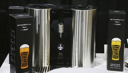 Dispositivo apresentado por LG em Las Vegas que permite fabricar cerveja em casa a partir de cápsulas, como as cafeteiras.