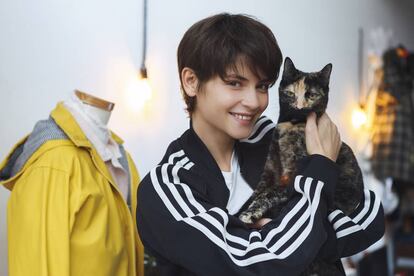 La modelo y actriz con su gata 'Ada'.