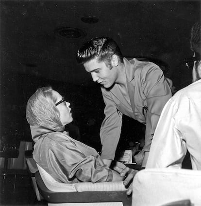 Maila Nurmi, Vampira, conversa con Elvis Presley en 1956.
