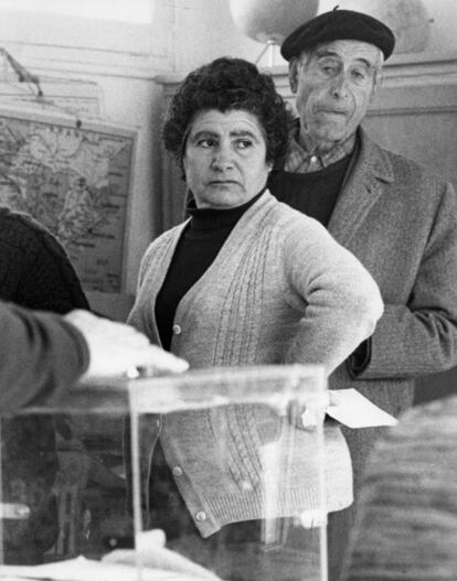 Un hombre y una mujer aguardan en un colegio electoral en Madrid para votar en las elecciones municipales de 1979.