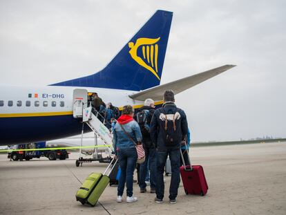 Varias pasajeros esperan embarcar en un avión de Ryanair en el aeropuerto de Fráncfort, en 2019.