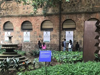 Personas miran la obra de Savdié en uno de los patios interiores del Museo Nacional.