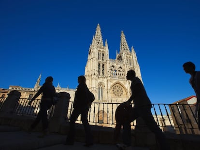 La Catedral de Santa María de Burgos se comenzó a construir en 1221 siguiendo el estilo gótico francés. Sufrió modificaciones en los siglos XV y XVI, de cuando datan las agujas de la fachada principal, la Capilla del Condestable y el cimborrio del crucero, aunque las últimas obras pertenecen al siglo XVIII. El estilo predominante es el gótico pero también tiene elementos renacentistas y barrocos en su interior.