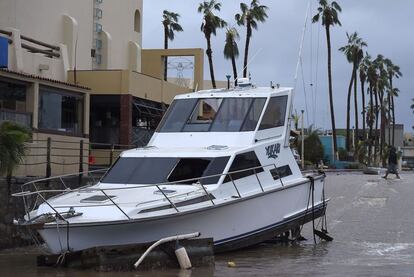 Un barco sale del agua y atraca en medio de las calles del Cabo San Lucas empujado por el huracán Odile. Este desastre natural ocurre justo un año después de que las tormentas Íngrid y Manuel causaran una de las tragedias naturales más graves en la historia reciente de México, que dejó 157 muertes y pérdidas millonarias.