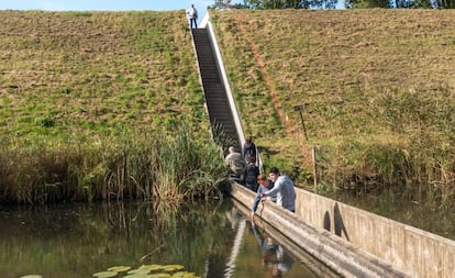 Puente que cruza el foso del fuerte de Roovere, en Halsteren (Países Bajos).