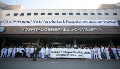 Enmig del procés de desprivatització, els treballadors de l’Hospital General de Catalunya es van oposar a una oferta de compra.
