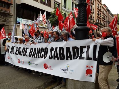 Movilizaciones en Asturias contra el ERE de Banco Sabadell.