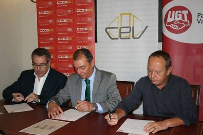 Arturo Le&oacute;n, Salvador Navarro e Ismael S&aacute;ez durante la firma del manifiesto.