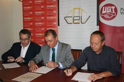 Arturo León, Salvador Navarro e Ismael Sáez durante la firma del manifiesto.