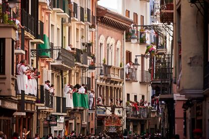 Las calles de Pamplona, durante la procesión de este jueves de San Fermín.