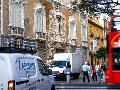 La fachada del Museo del Palacio del Marqués de Dos Aguas, declarada bien de interés cultural, soporta cada día el paso de tráfico pesado.