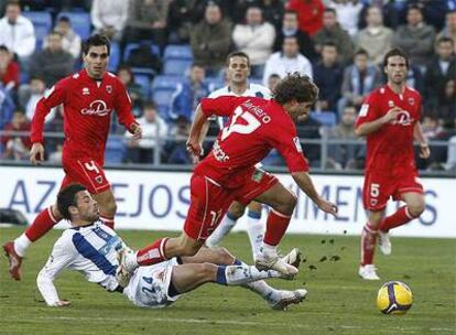 Javi Fuego trata de frenar el avance de Barkero.