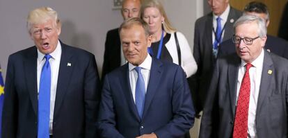 El presidente del Consejo Europeo, Donald Tusk (centro), y el presidente de la Comisi&oacute;n Europea, Jean-Claude Juncker (derecha), junto al presidente de EEUU, Donald Trump tras su reuni&oacute;n en Bruselas.