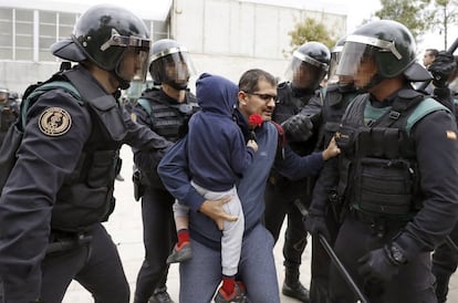 Agents de la Policia Nacional i la Guàrdia Civil al pavelló esportiu de Sant Julià de Ramis (Gironès), on estava previst que votés el president de la Generalitat, Carles Puigdemont.