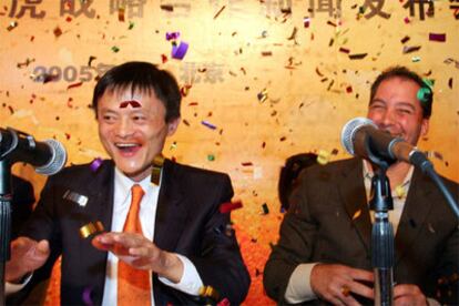 Jack Ma, de 'Alibaba.com' y Daniel Rosensweig, de Yahoo!, sellan el acuerdo en Pekín.