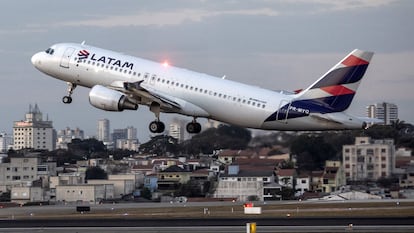 Un avión de Latam despega del aeropuerto de Congonhas, en  São Paulo, el 9 de agosto.