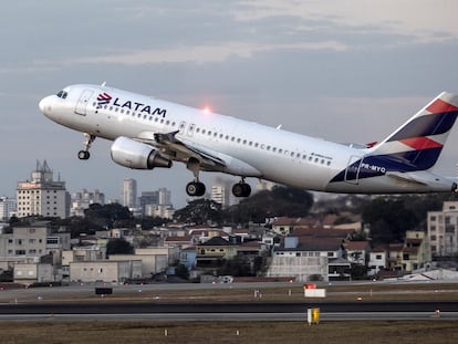 Un avión de Latam parte del aeropuerto de Congonhas, en Sao Paulo (Brasil).