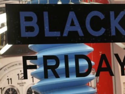 Un cartel promocional del Black Friday en Oxford Street, Londres.