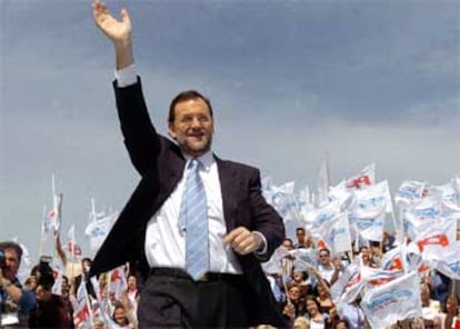 El candidato del PP saluda al auditorio de Las Palmas.