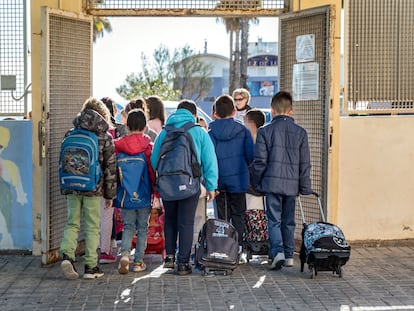 Salida de los alumnos en un colegio público valenciano.