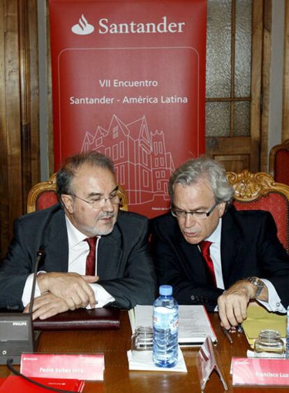 El vicepresidente segundo del Gobierno y ministro de Economía y Hacienda, Pedro Solbes (izqda.), y el presidente de la División América del Banco Santander, Francisco Luzón, antes de intervenir en el VII Encuentro Santander-América Latina.