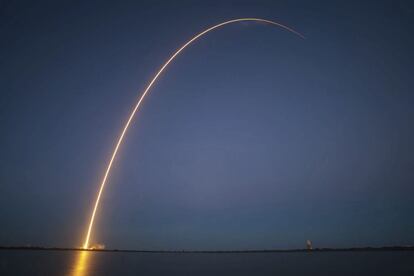 Lanzamiento del cohete Falcon 9 desde la estación aérea de Cabo Cañaveral, en Florida (Estados Unidos). SpaceX puso en órbita el primer satélite privado lanzado por la empresa, responsable de la cápsula Dragón que se encarga de llevar suministros a la Estación Espacial Internacional (EEI).