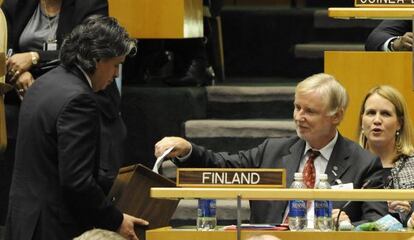 El ministro de Exteriores finland&eacute;s, Erkki Tuomioja vota durante la elecci&oacute;n de los cinco miembros no permanentes del Consejo de Seguridad. 