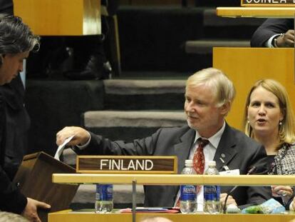 El ministro de Exteriores finlandés, Erkki Tuomioja vota durante la elección de los cinco miembros no permanentes del Consejo de Seguridad.