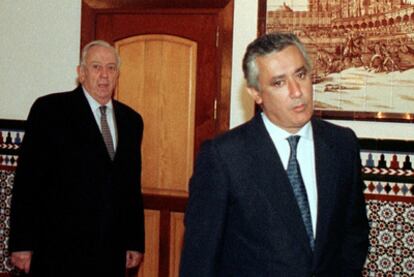 Javier Arenas (a la derecha) y su suegro, Manuel Olivencia, en Sevilla en 1998.