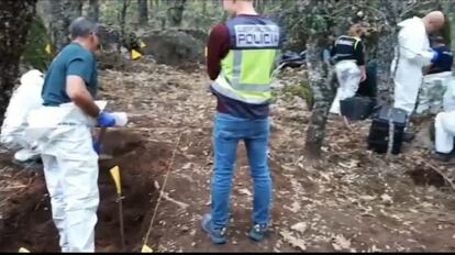 Agentes de la Guardia Civil y la Policía Nacional, en la zona en la que fueron hallados los restos de Juana Canal.