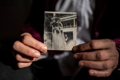 Leonor García muestra una fotografía de su padre, sus hermanos y ella en el pabellón del sanatorio para niños con tuberculosis.